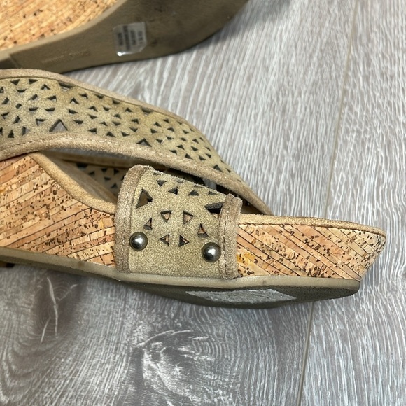 Minnetonka Lainey Laser Cut Suede Leather Cork Wedge Sandal Tan 9 - Picture 15 of 15